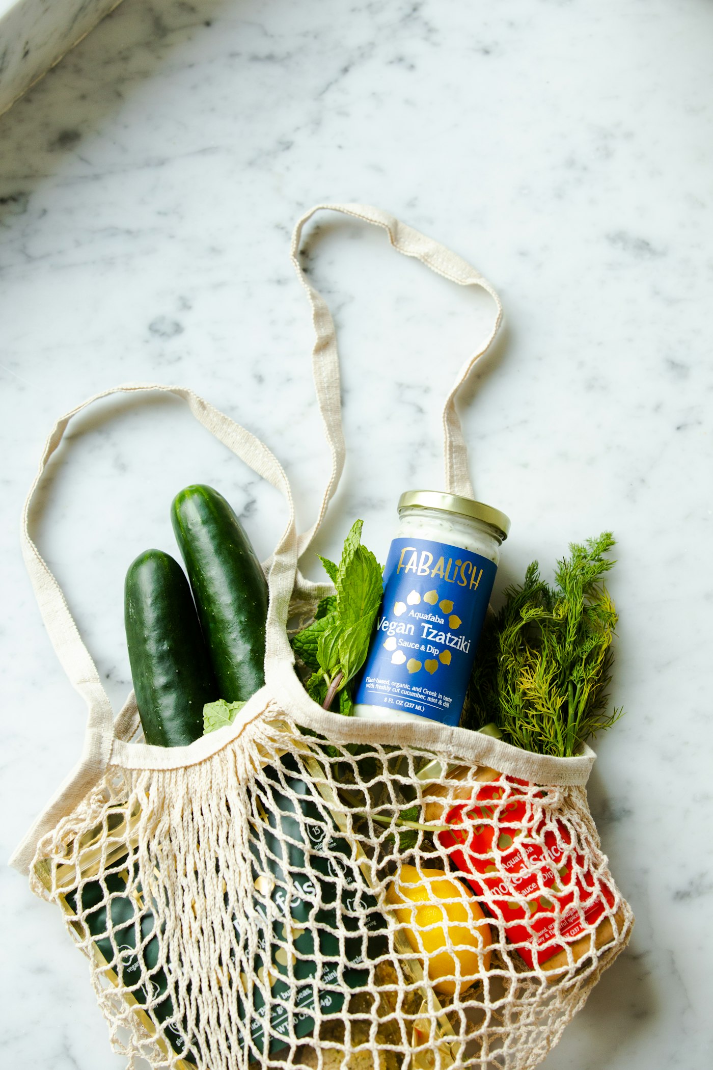 مواد غذائية متنوعة مثل التونة والزيت والجبن